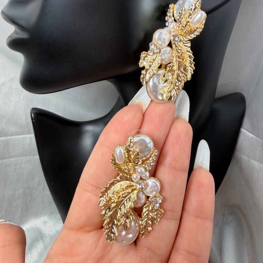 Just In ✨ Pearl Leaf earrings Gold Tone Crystal Vintage Style
